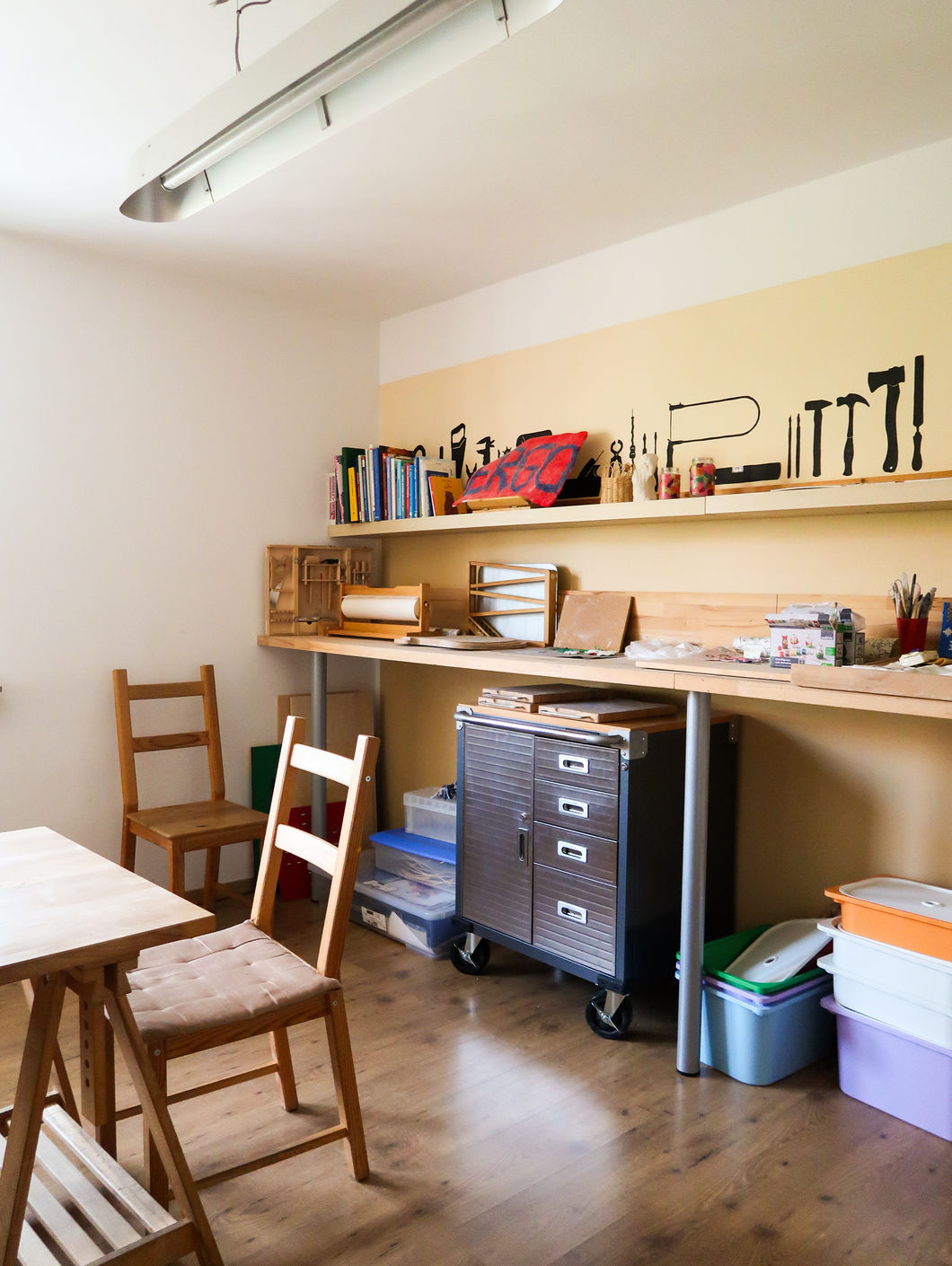 Therapieraum mit Materialschrank