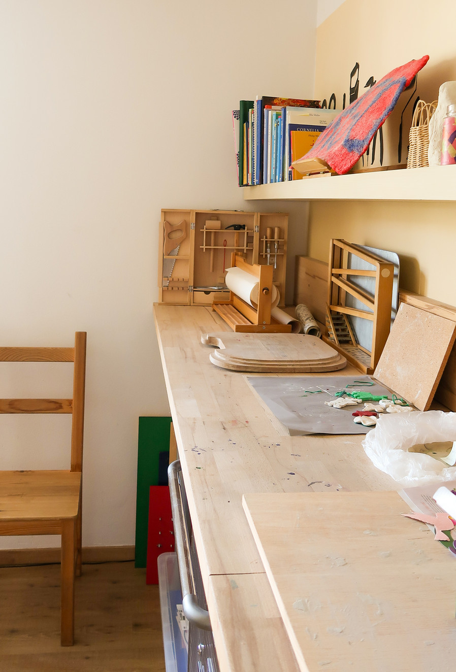 Ein Stuhl und eine Werkbank mit ergotherapeutischen Materialien